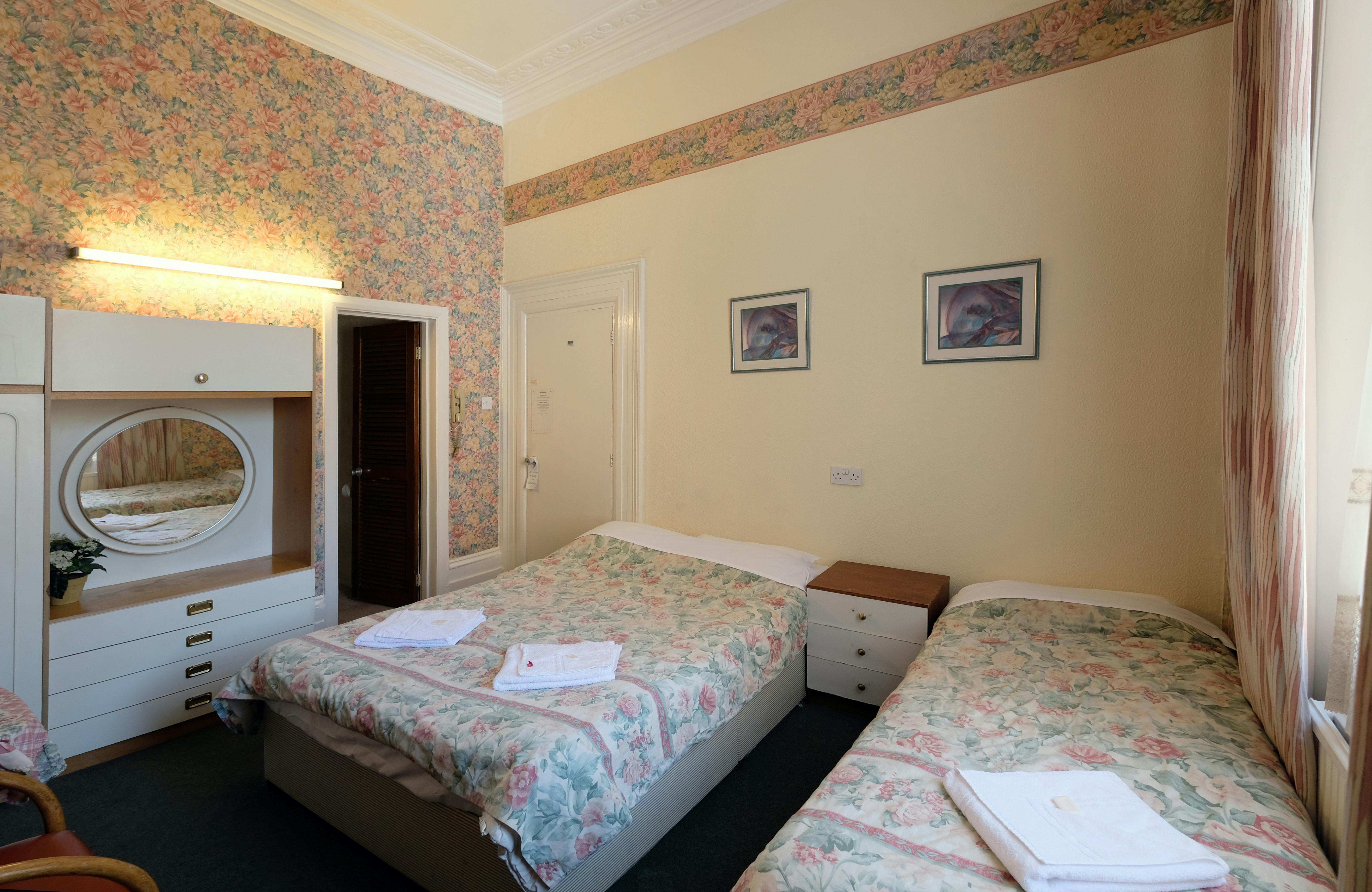A triple room with ensuite bathroom in Paddington. London budget rooms.