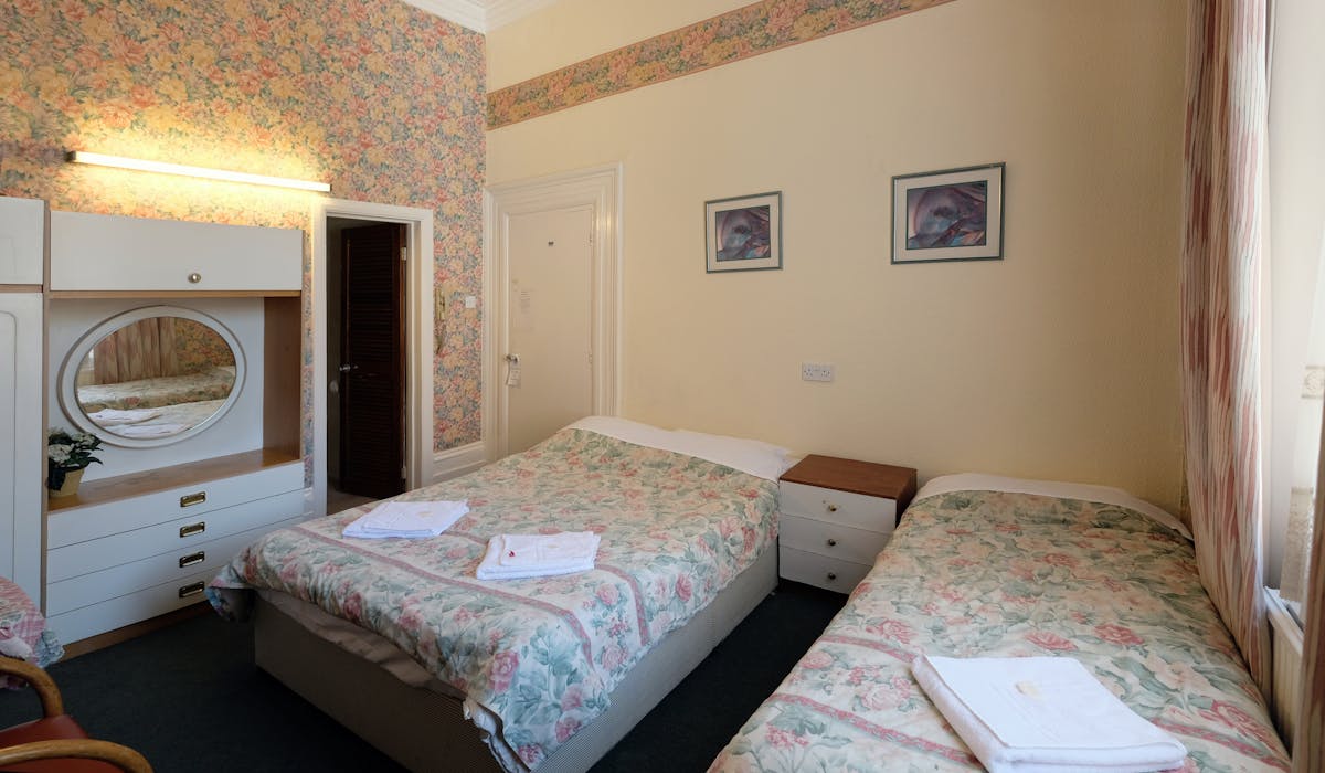 A triple room with ensuite bathroom in Paddington. London budget rooms.