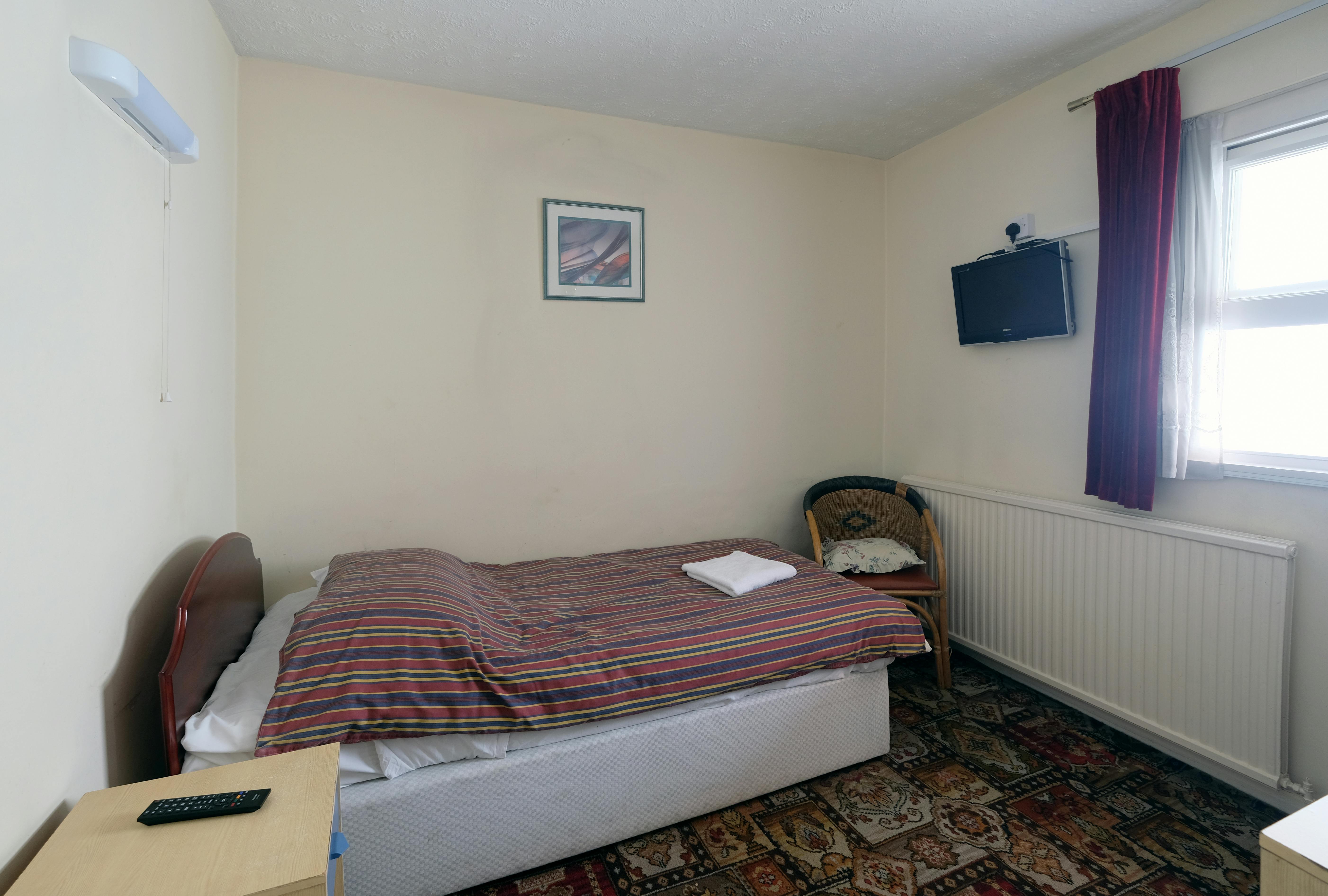 A single room with shared bathroom in Paddington. Budget room