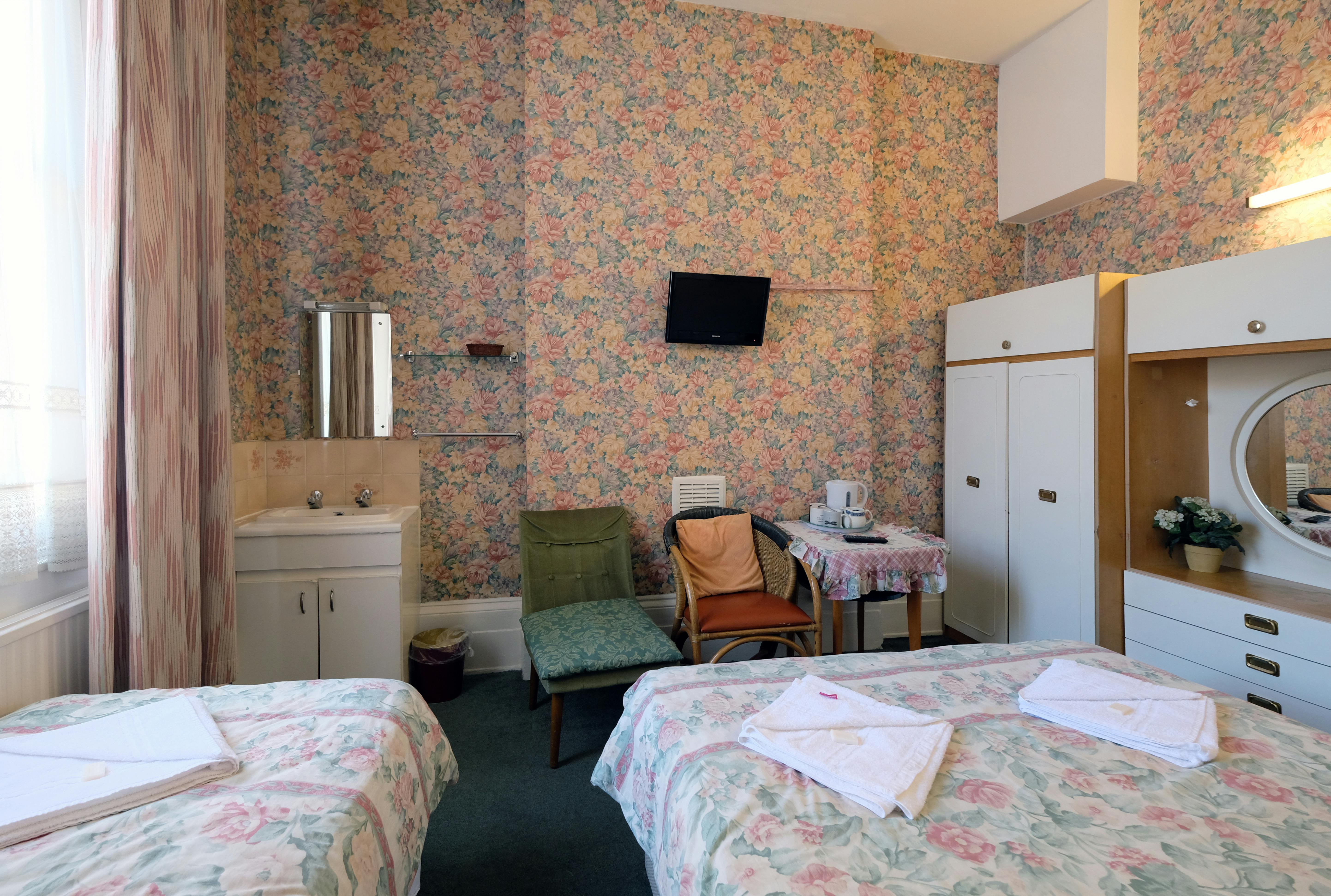 A triple room with ensuite bathroom in Paddington. London budget rooms.