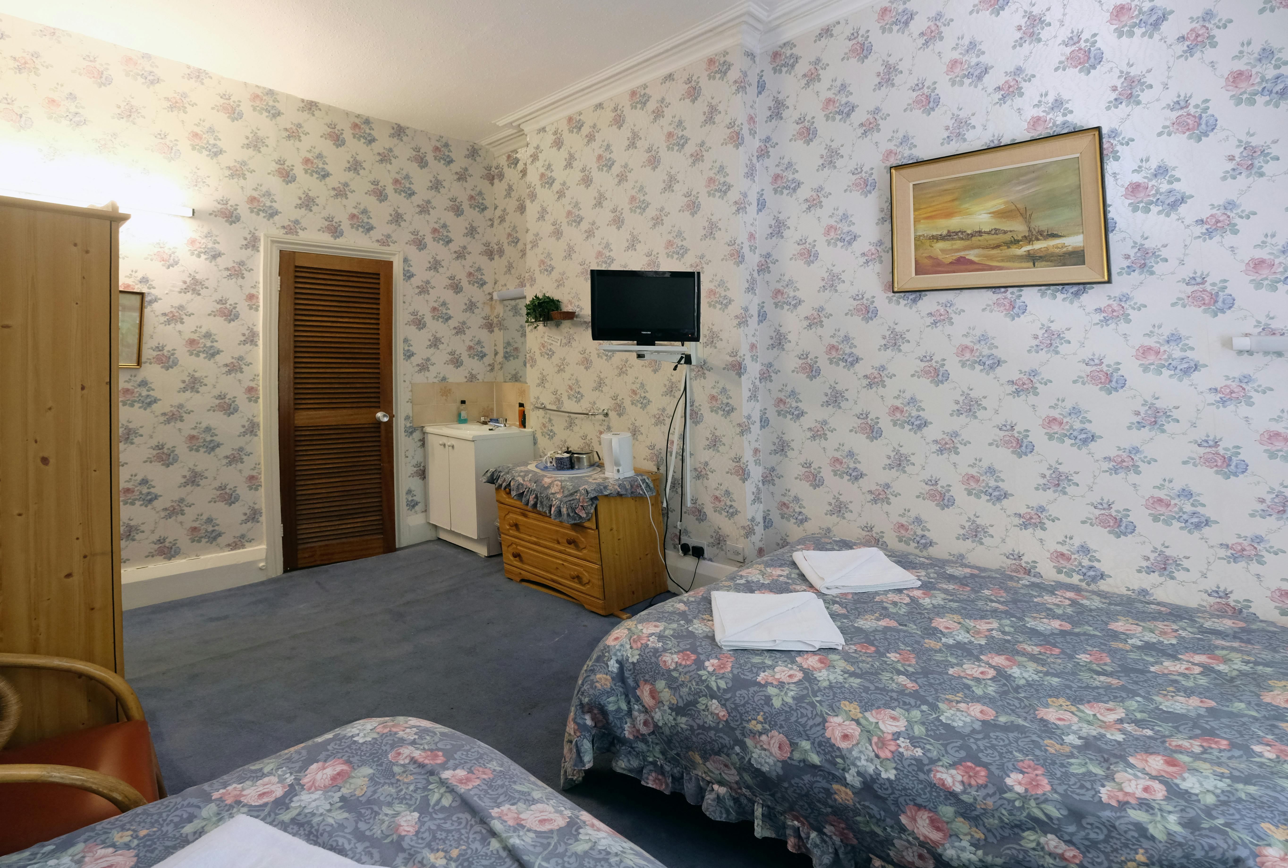 A triple room with ensuite bathroom in Paddington. London budget rooms.