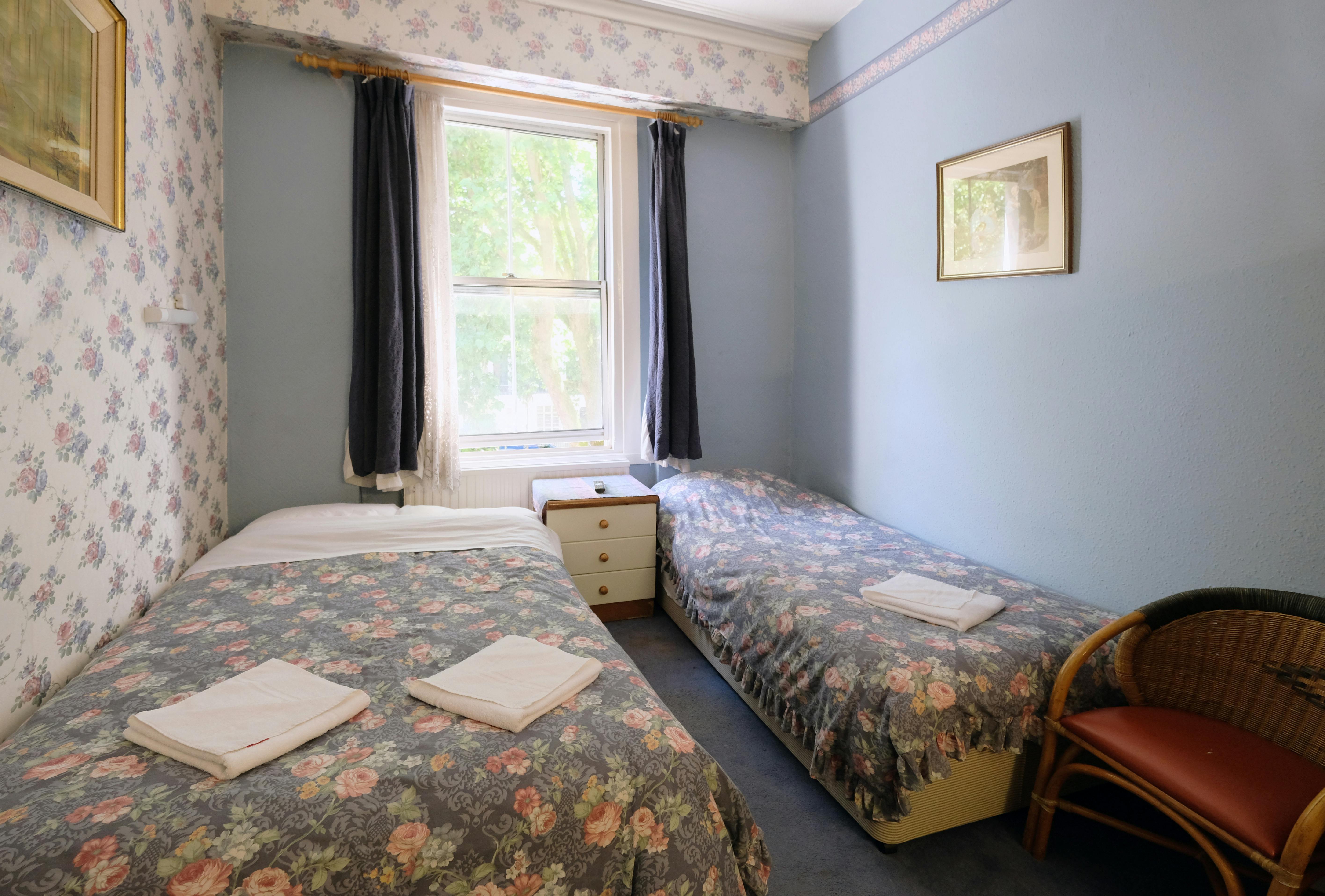 A triple room with ensuite bathroom in Paddington. London budget rooms.