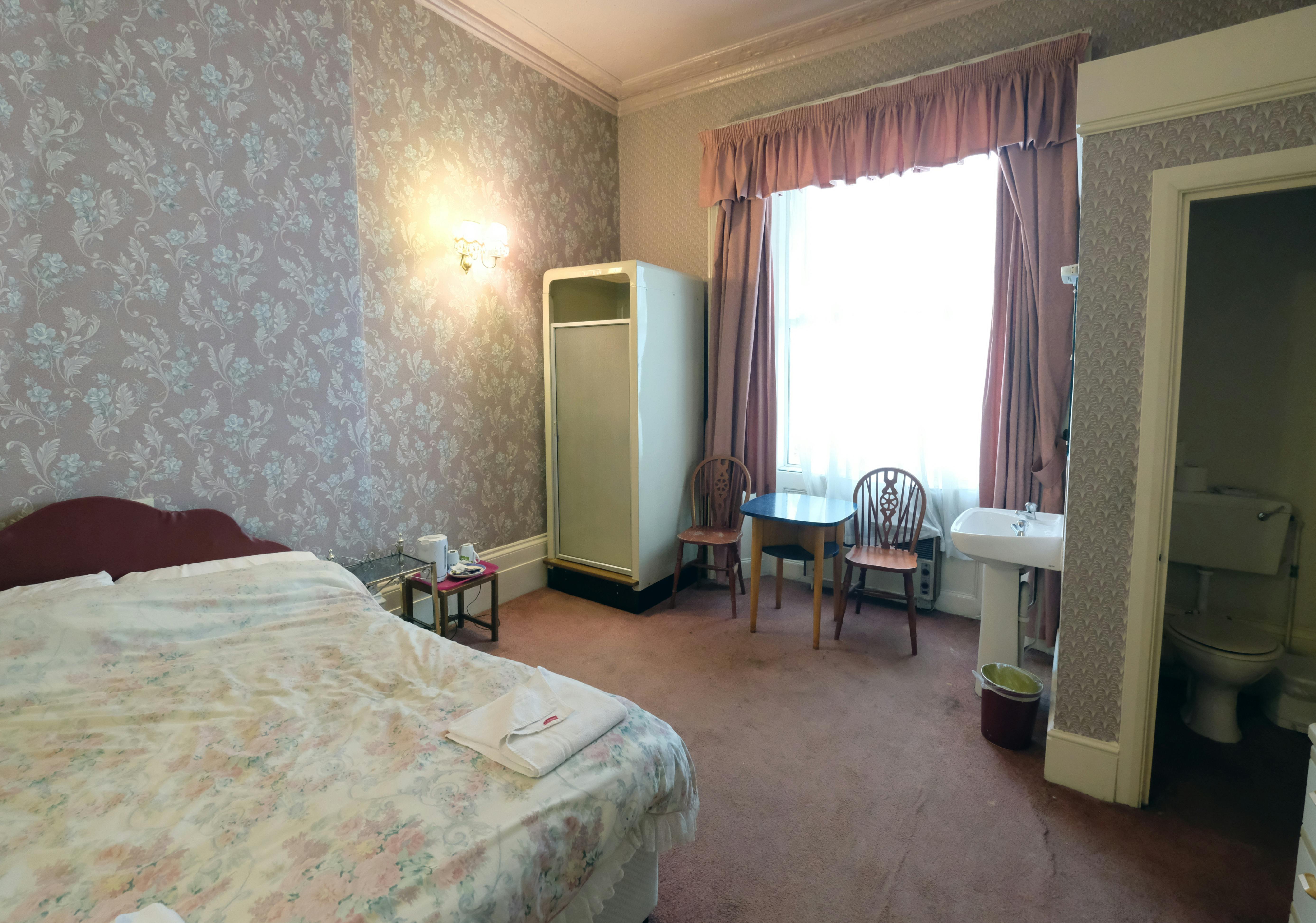 A double room with ensuite bathroom in Paddington. London budget rooms.