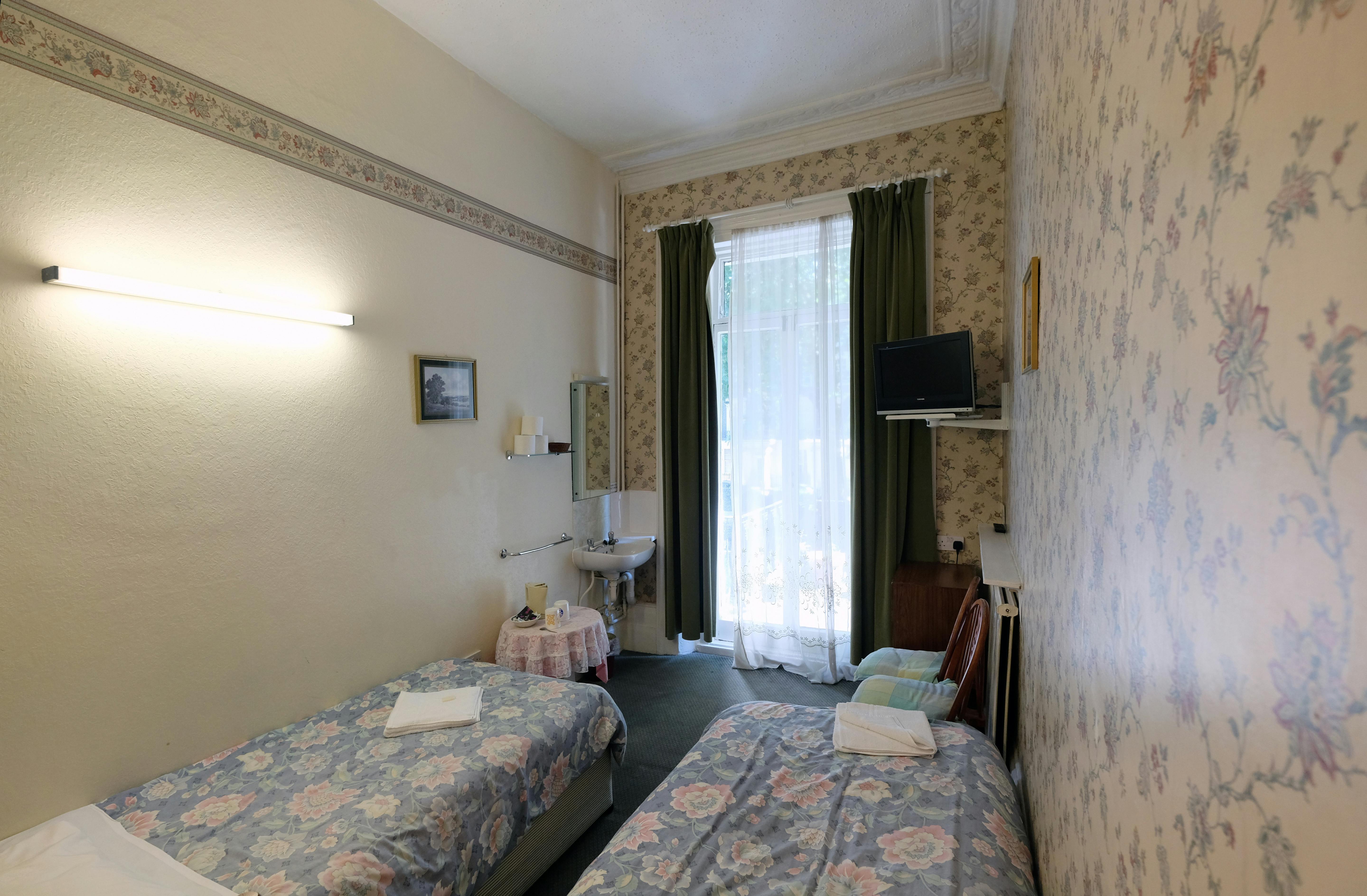 A twin room with shared bathroom in Paddington. London budget rooms.