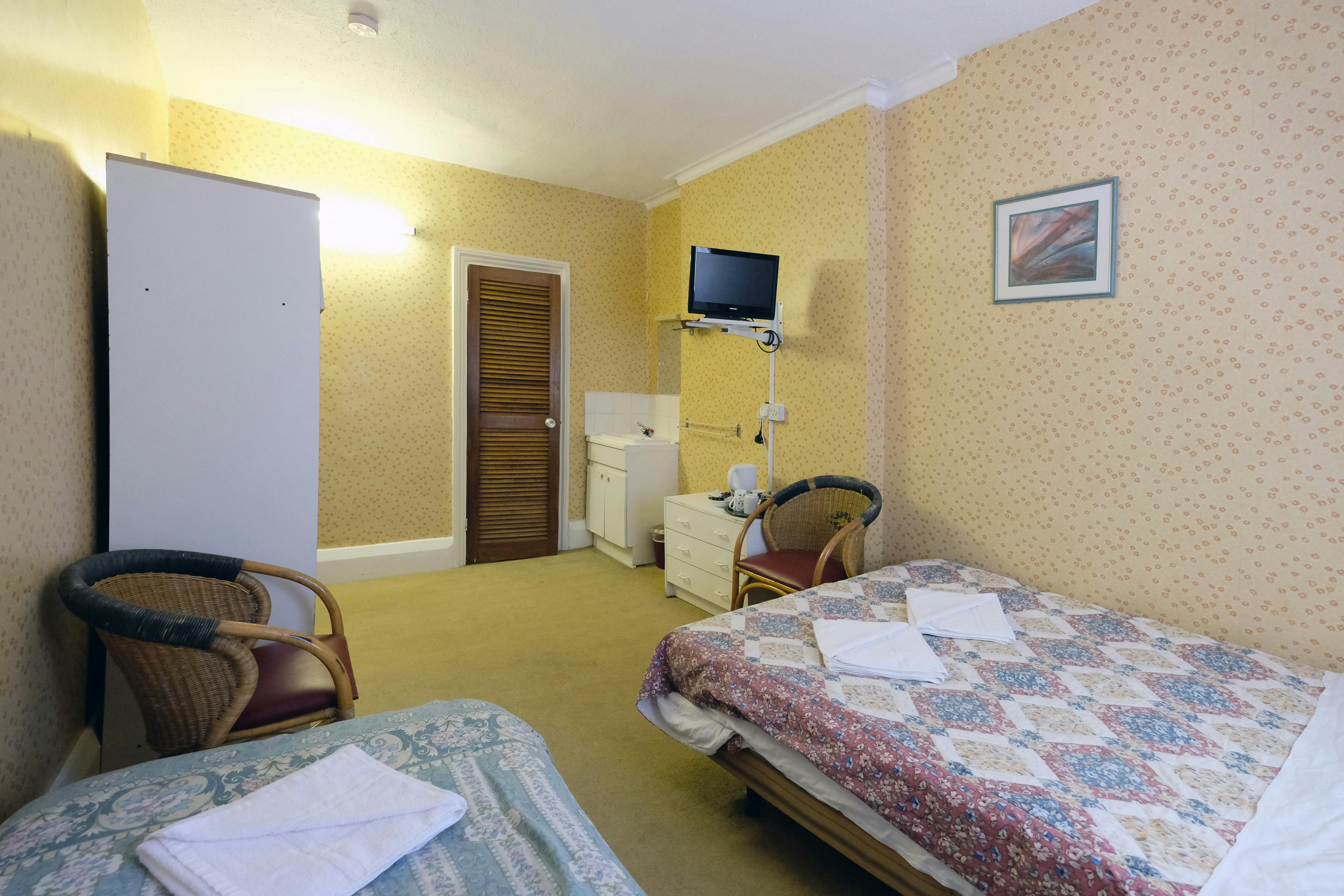A triple room with ensuite bathroom in Paddington. London budget rooms.