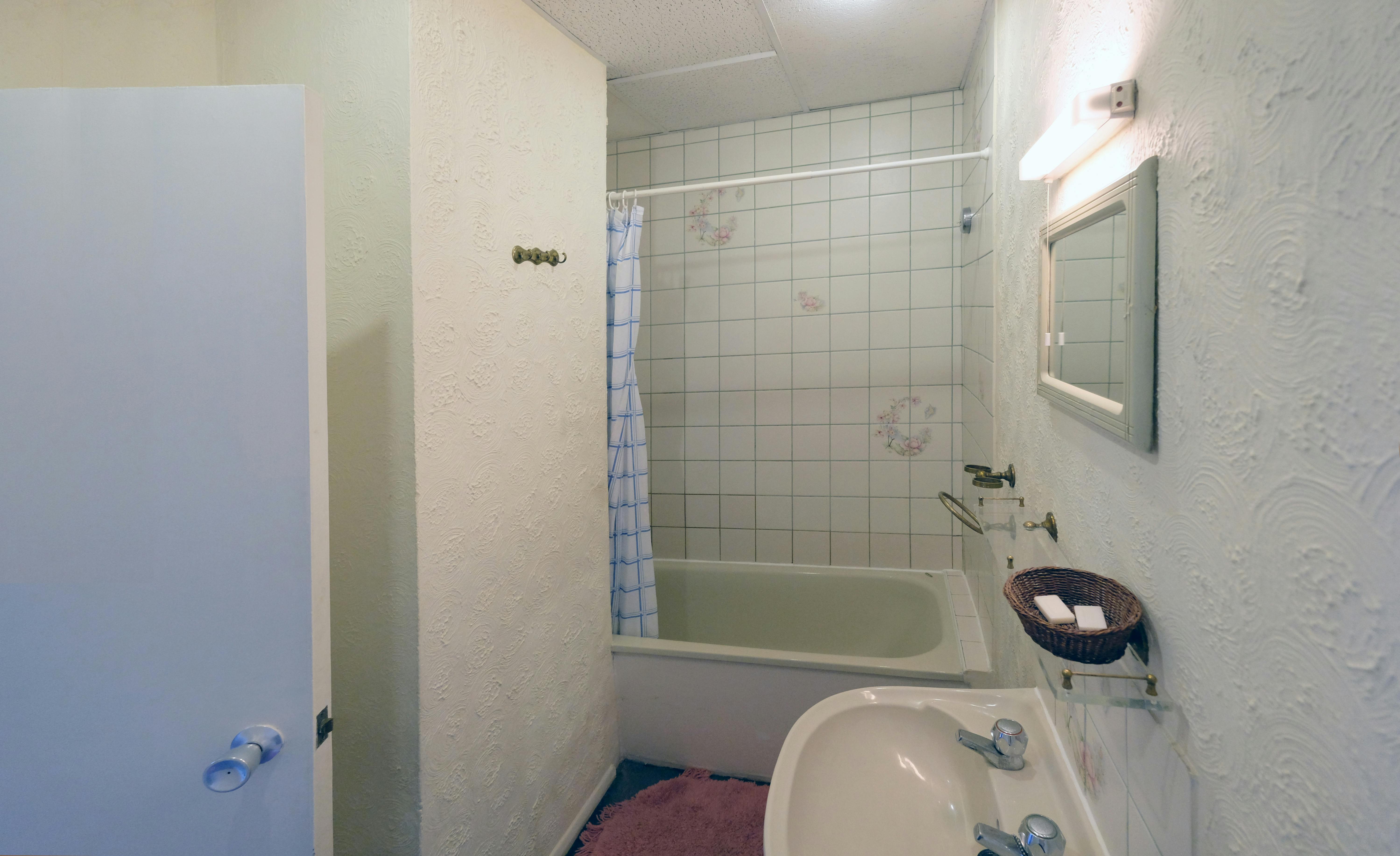 A bathroom in an ensuite double room. Paddington budget rooms.