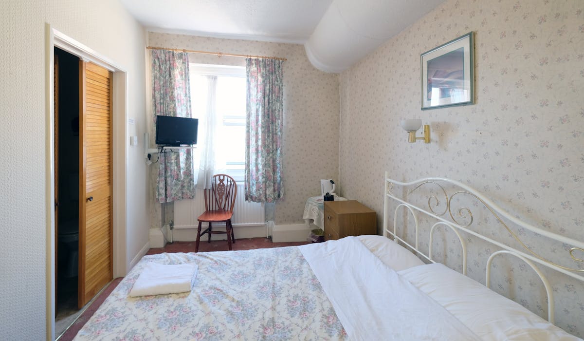 A double room with ensuite bathroom in Paddington. London budget rooms.
