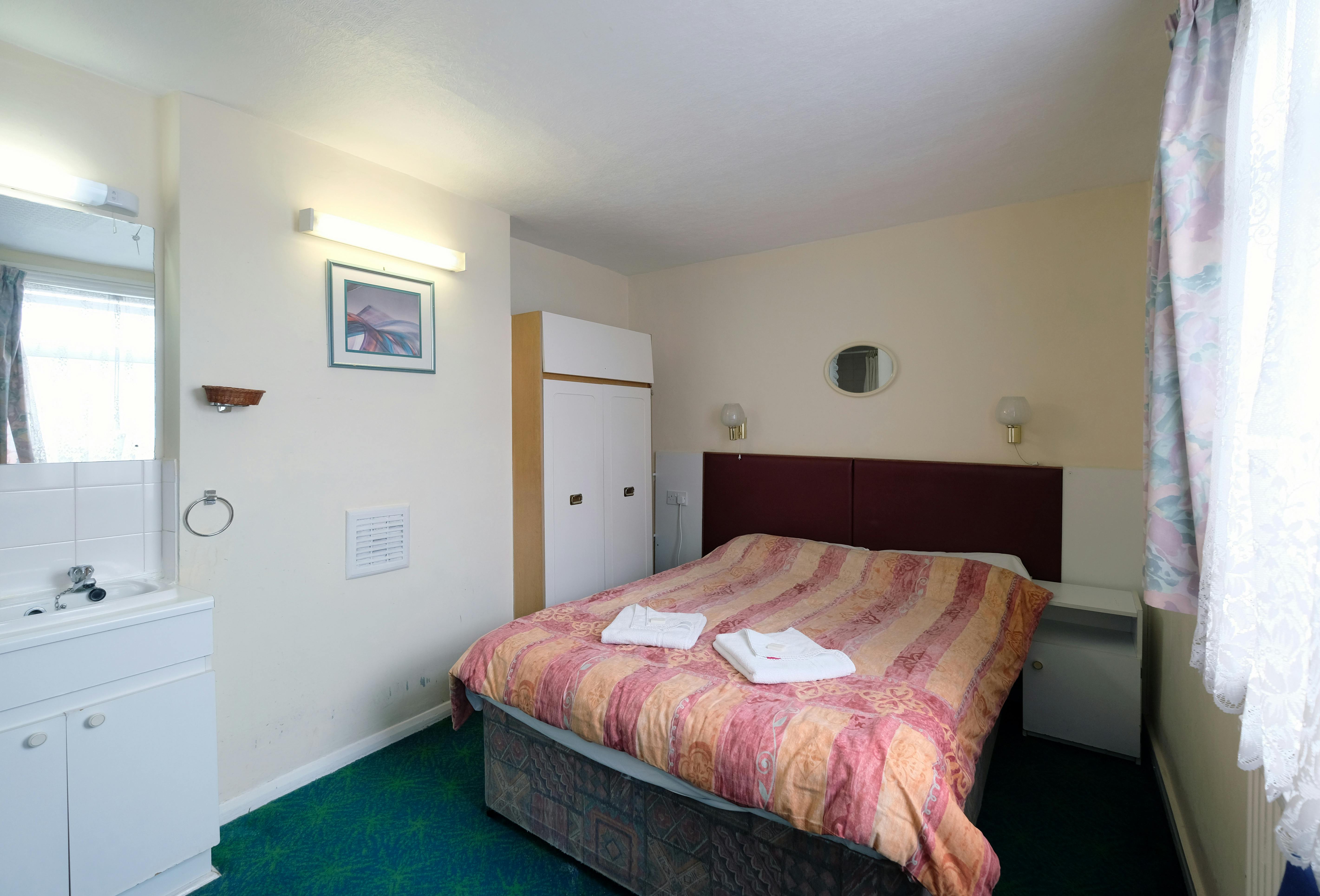A double room with ensuite bathroom in Paddington. London budget rooms.