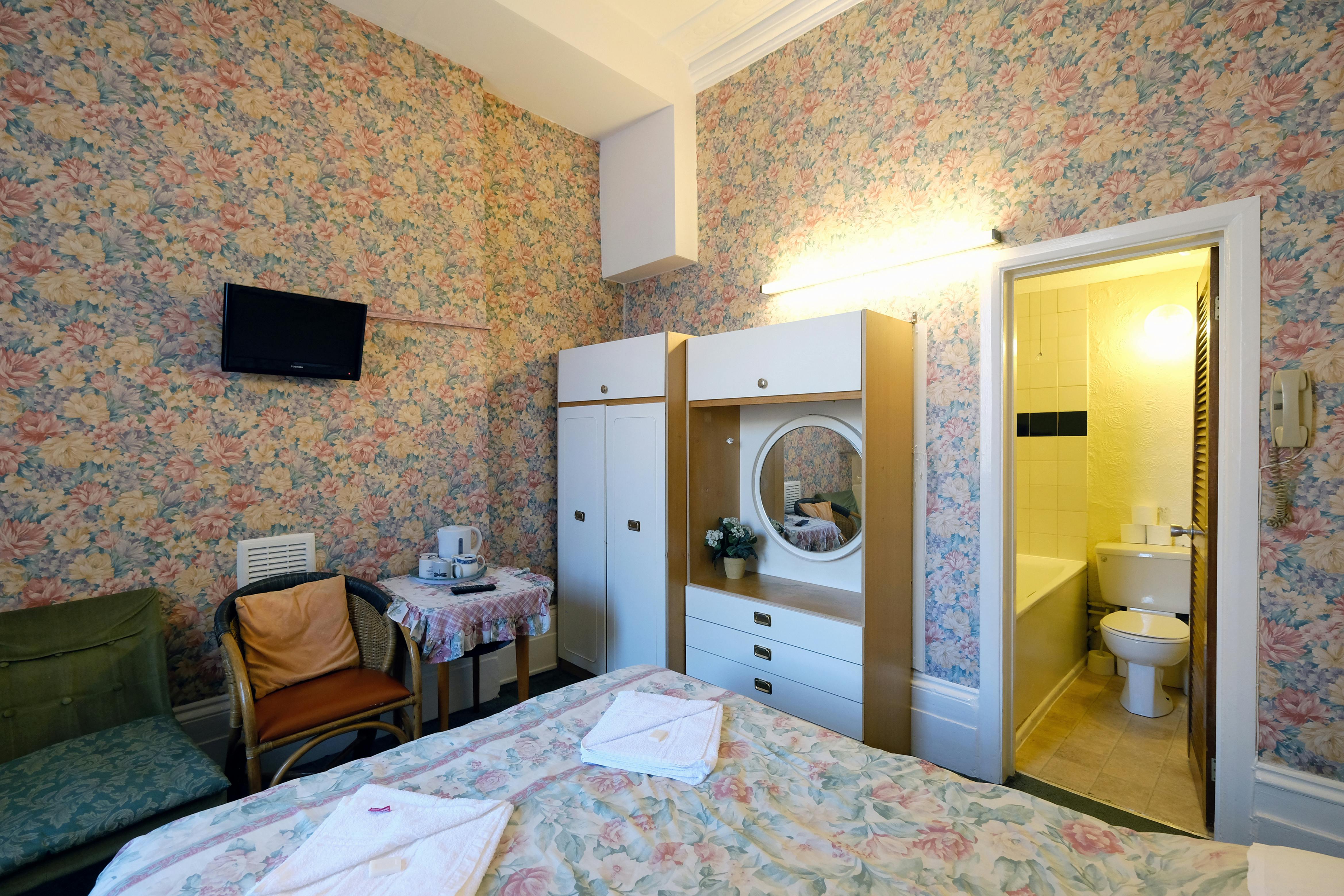 A triple room with ensuite bathroom in Paddington. London budget rooms.