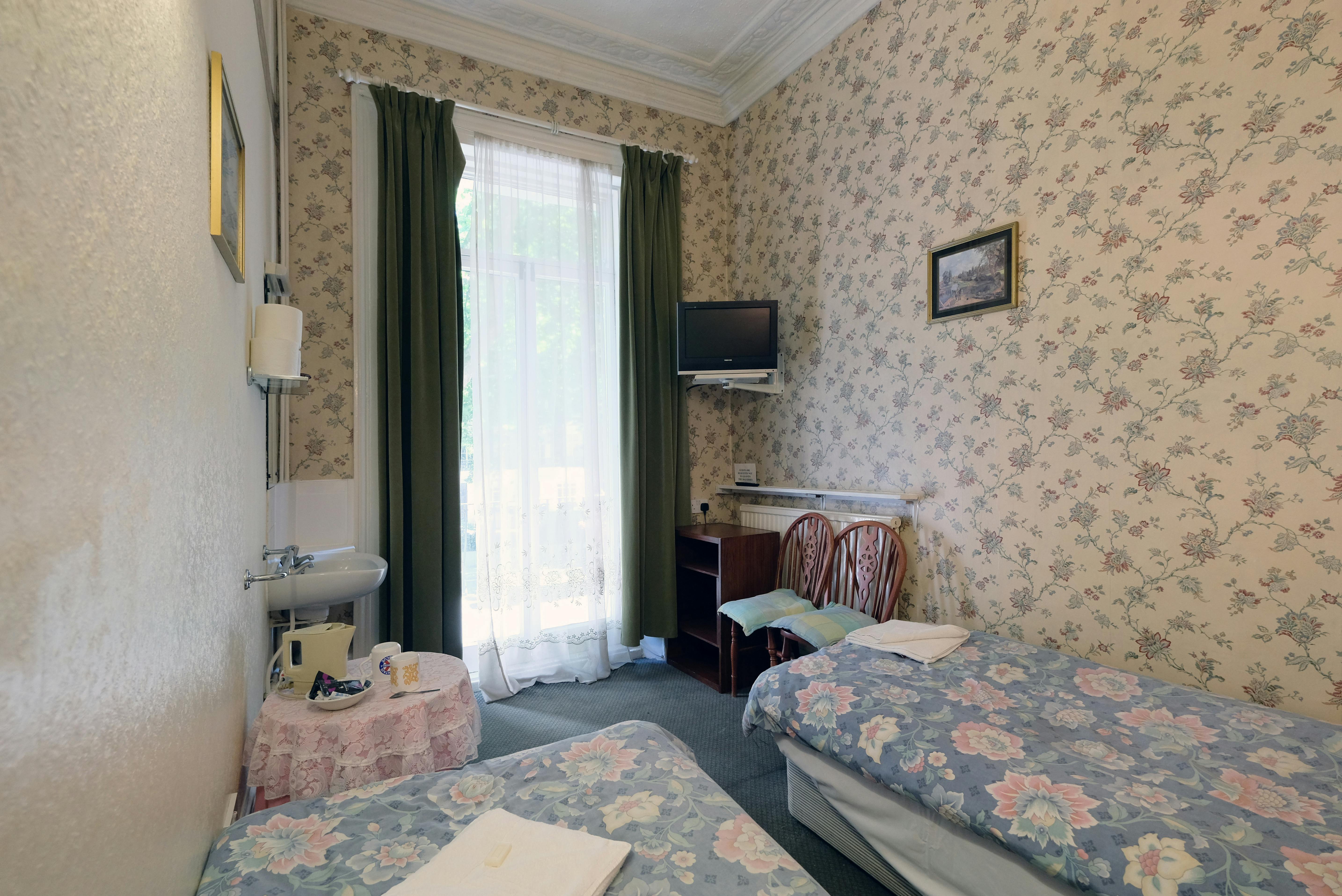 A twin room with shared bathroom in Paddington. London budget rooms.