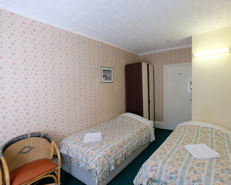 A twin room with shared bathroom in Paddington. London budget rooms.