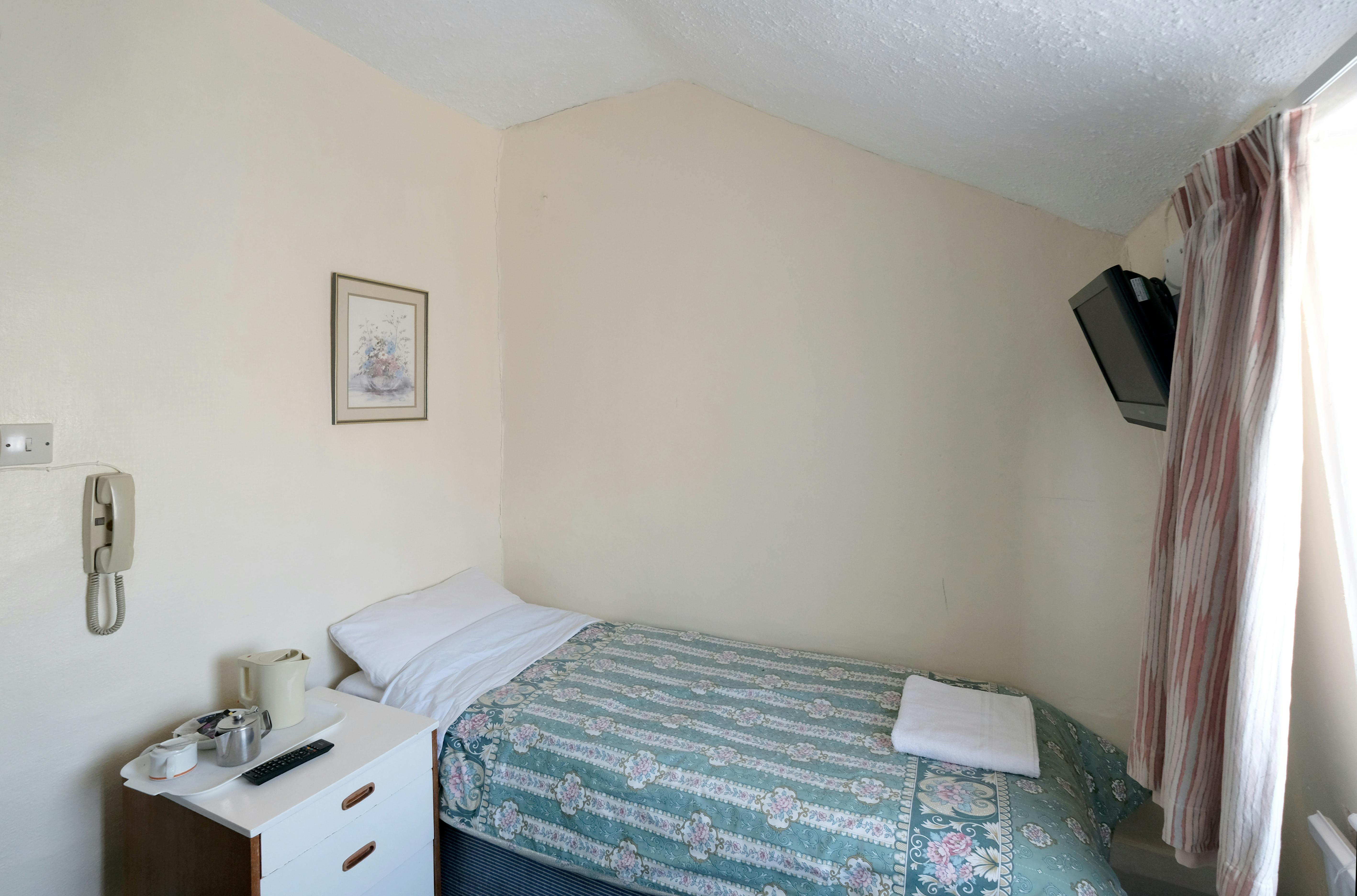 A single room with shared bathroom in Paddington. Budget room
