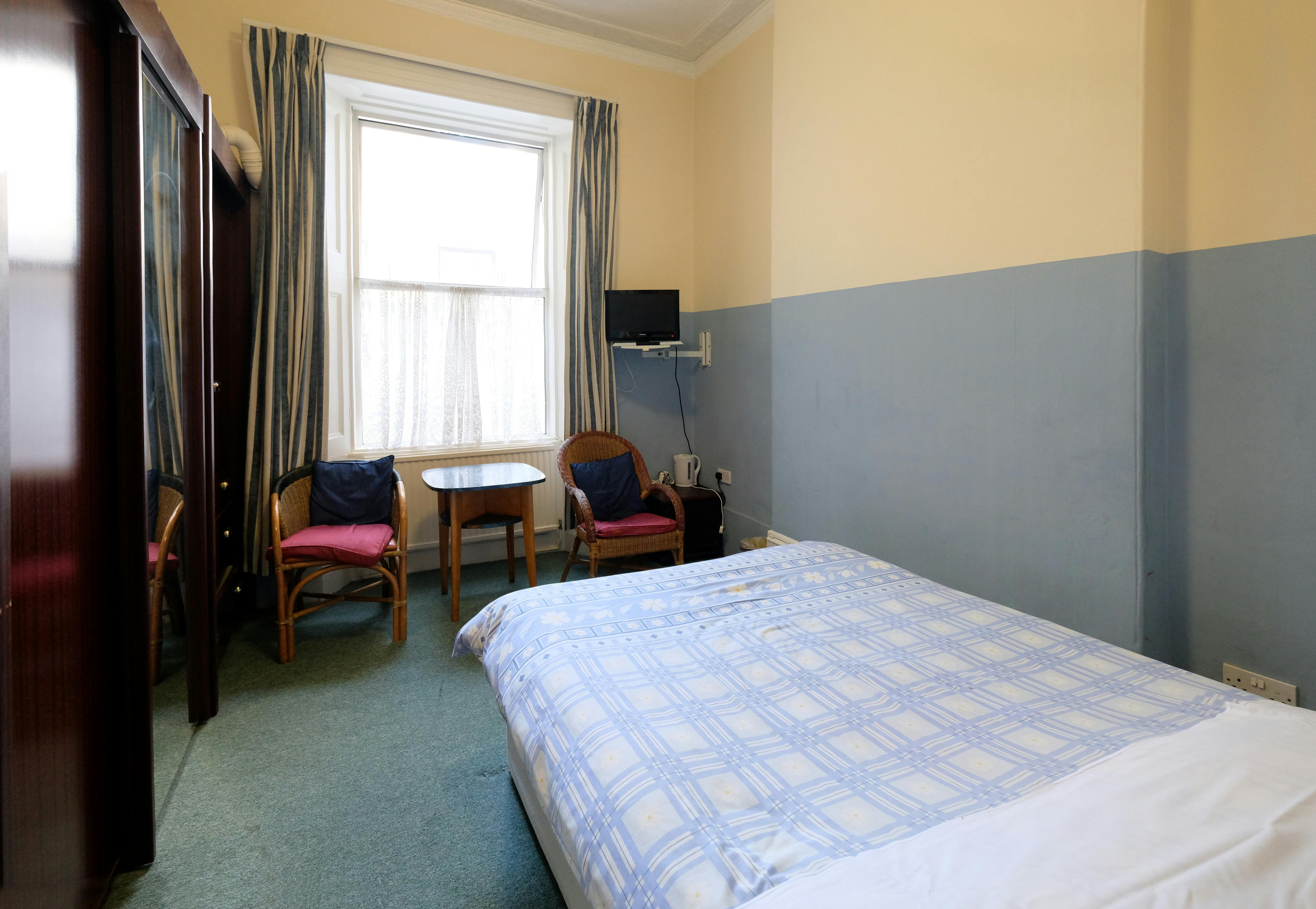 A double room with ensuite bathroom in Paddington. London budget rooms.