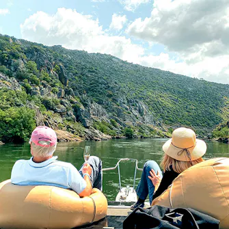 Casal em barco no Douro