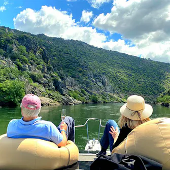 Casal num barco privado no Douro