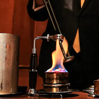 Abrir um garrafa de vinho a fogo
