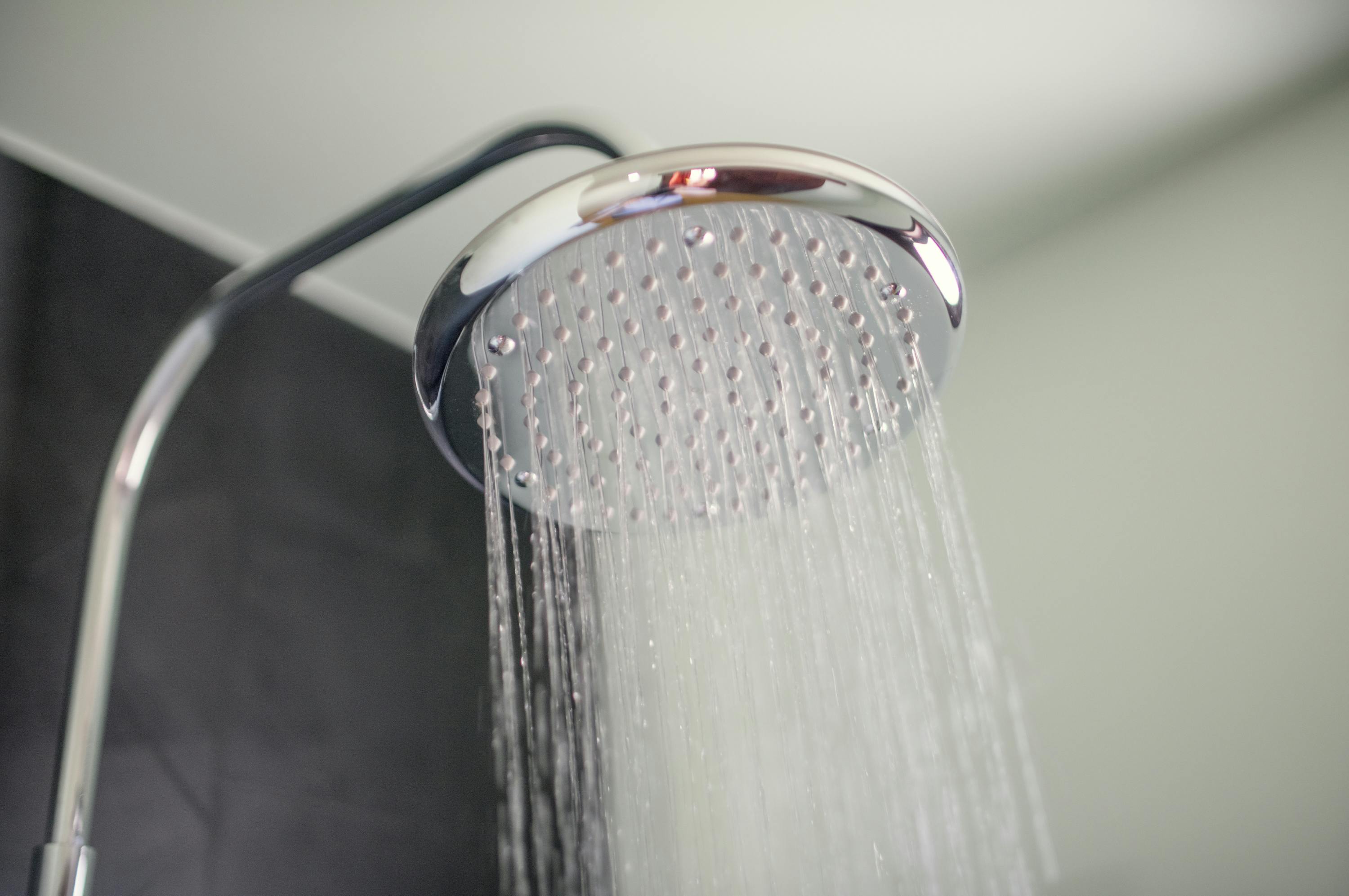 Parasol Blanc hotel rain shower head