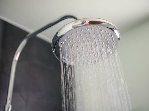 Parasol Blanc hotel rain shower head