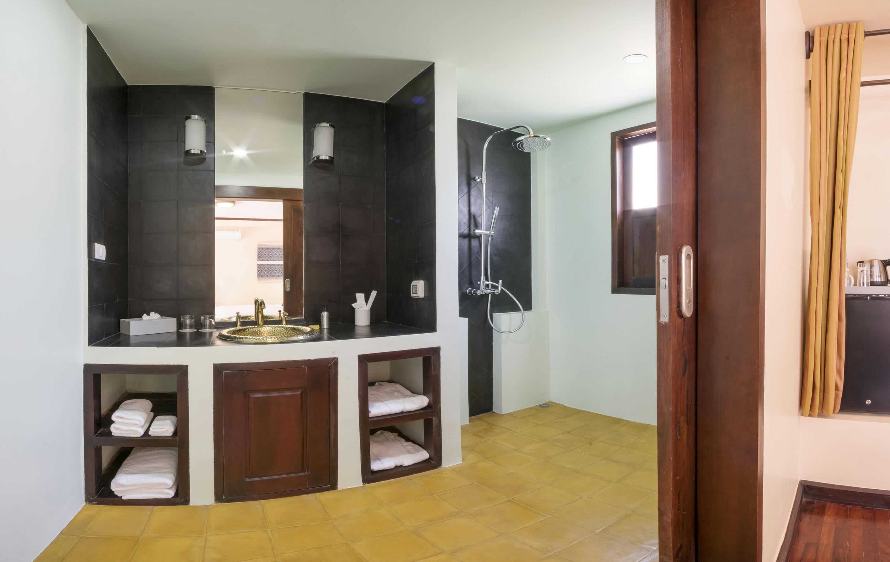 Parasol Blanc hotel superior room bathroom