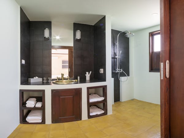 Parasol Blanc hotel superior room bathroom