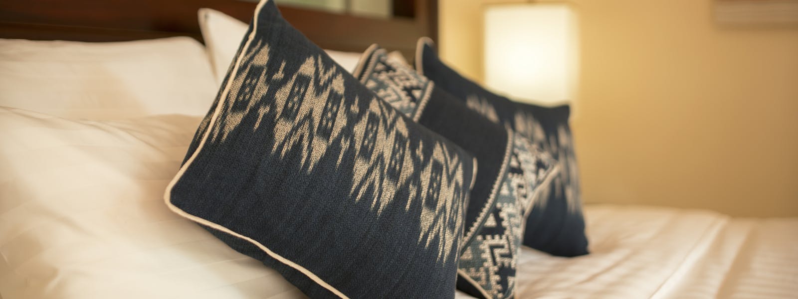 Parasol Blanc hotel room bed cushions