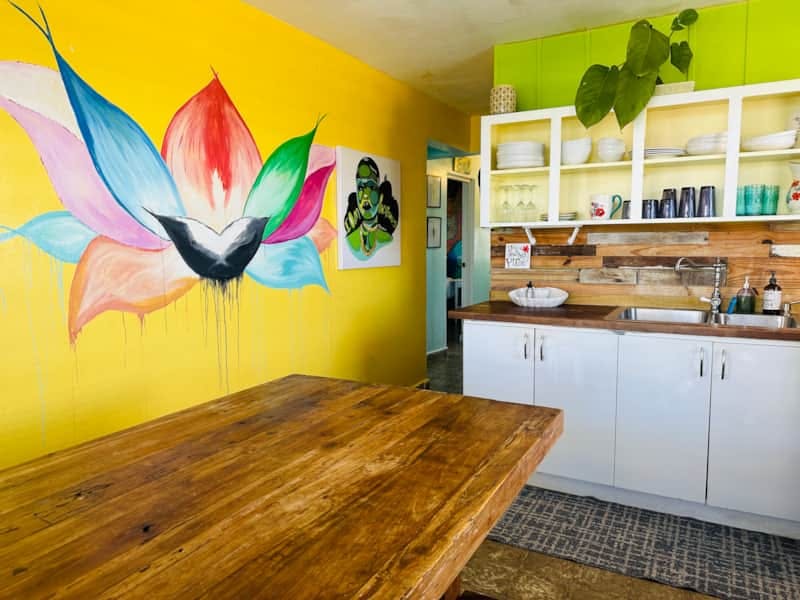 Full kitchen & Dining Table