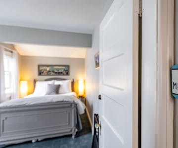 Miacomet Room Queen Size Bed.