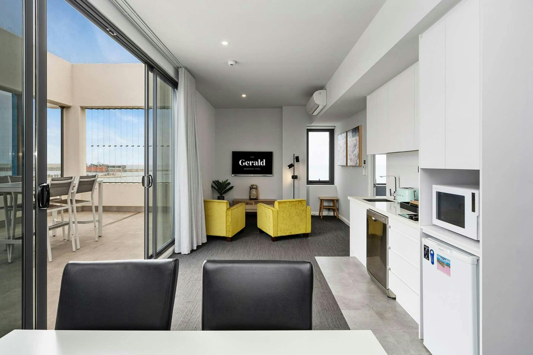 Luxury 1 bedroom apartment, kitchen & living area