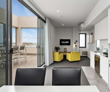 Luxury 1 bedroom apartment, kitchen & living area