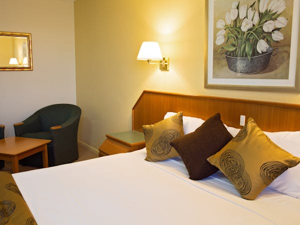 Superior Spa Room White Lace Motor Inn Mackay