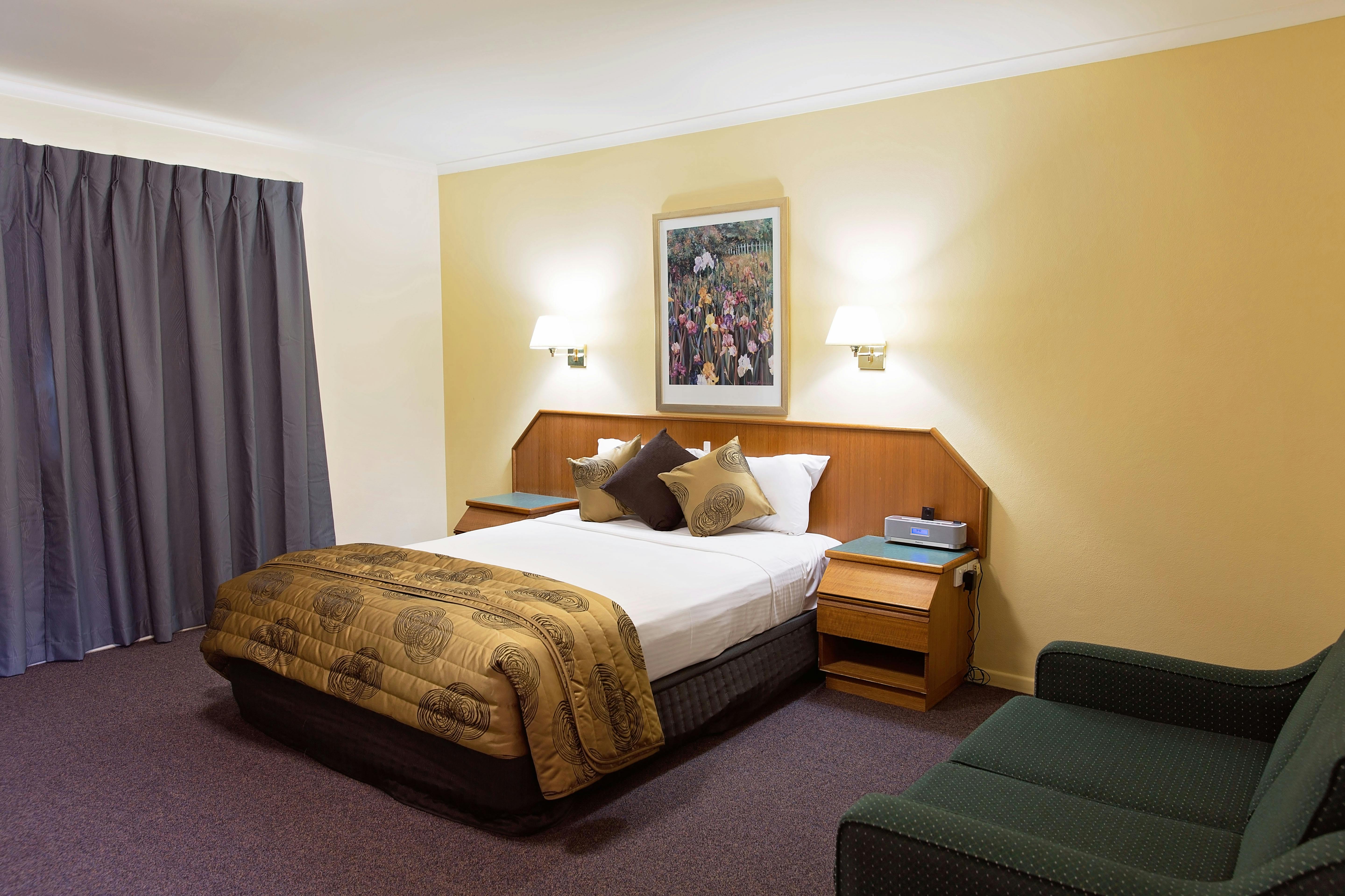 Superior Spa Room White Lace Motor Inn Mackay