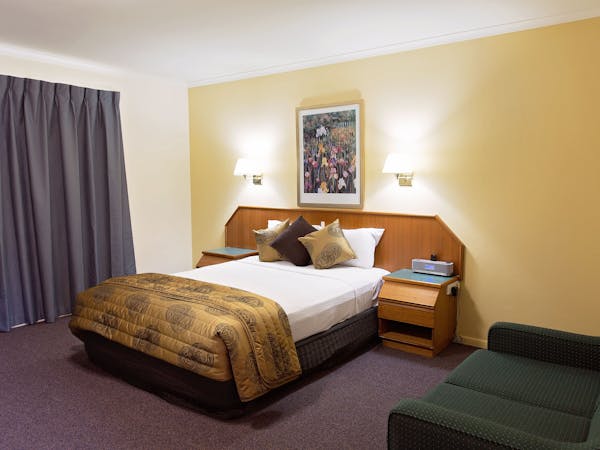 Superior Spa Room White Lace Motor Inn Mackay