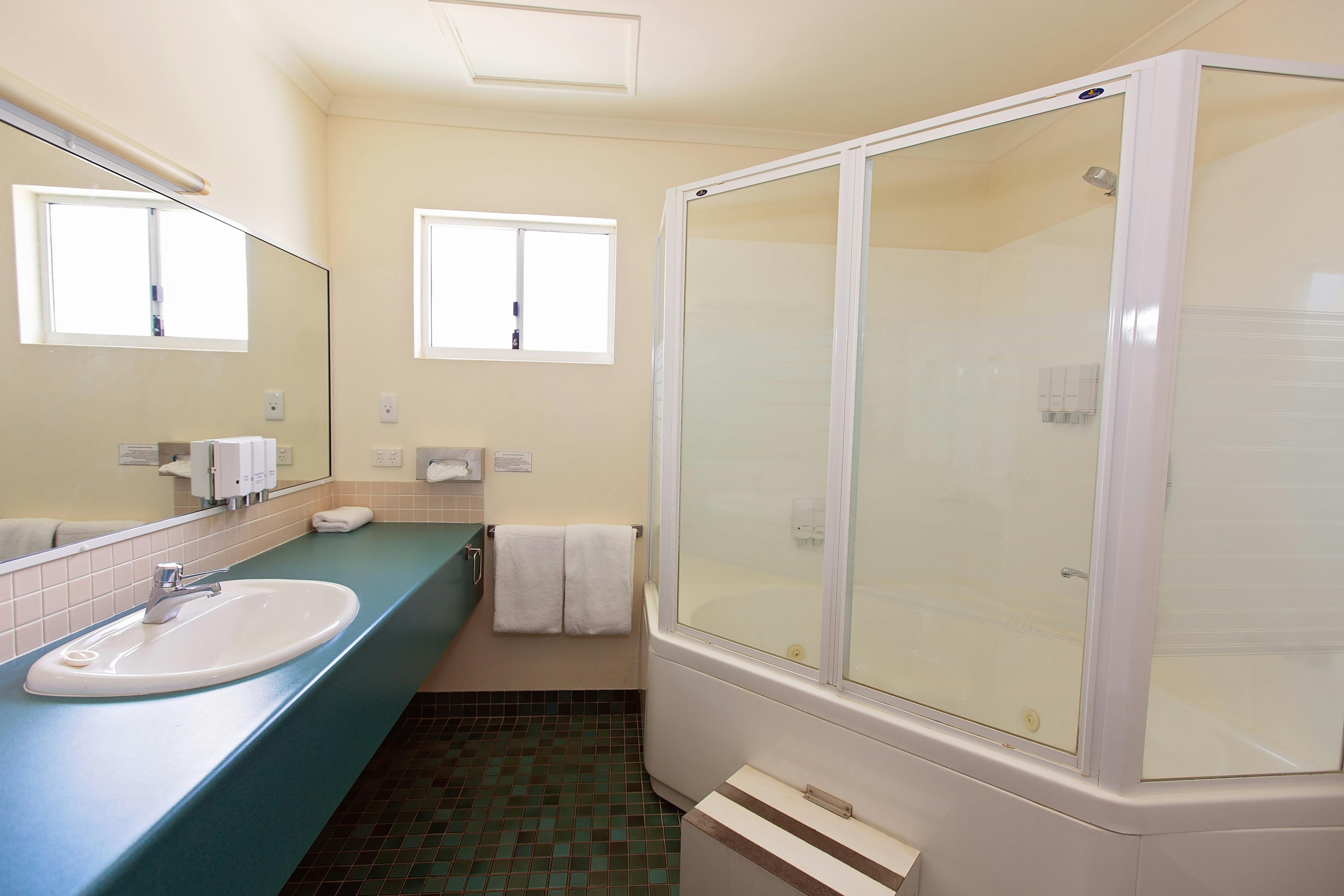 Spa Bath Superior Spa Room White Lace Motor Inn Mackay