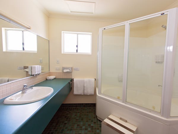 Spa Bath Superior Spa Room White Lace Motor Inn Mackay