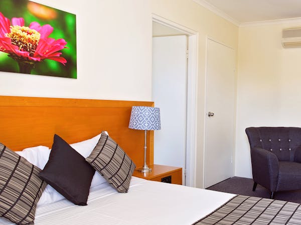 Two Bedroom Family Room White Lace Motor Inn Mackay, Best Room Rates Mackay