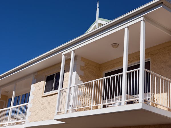 Balcony Maxi Family Room White Lace Motor Inn Mackay