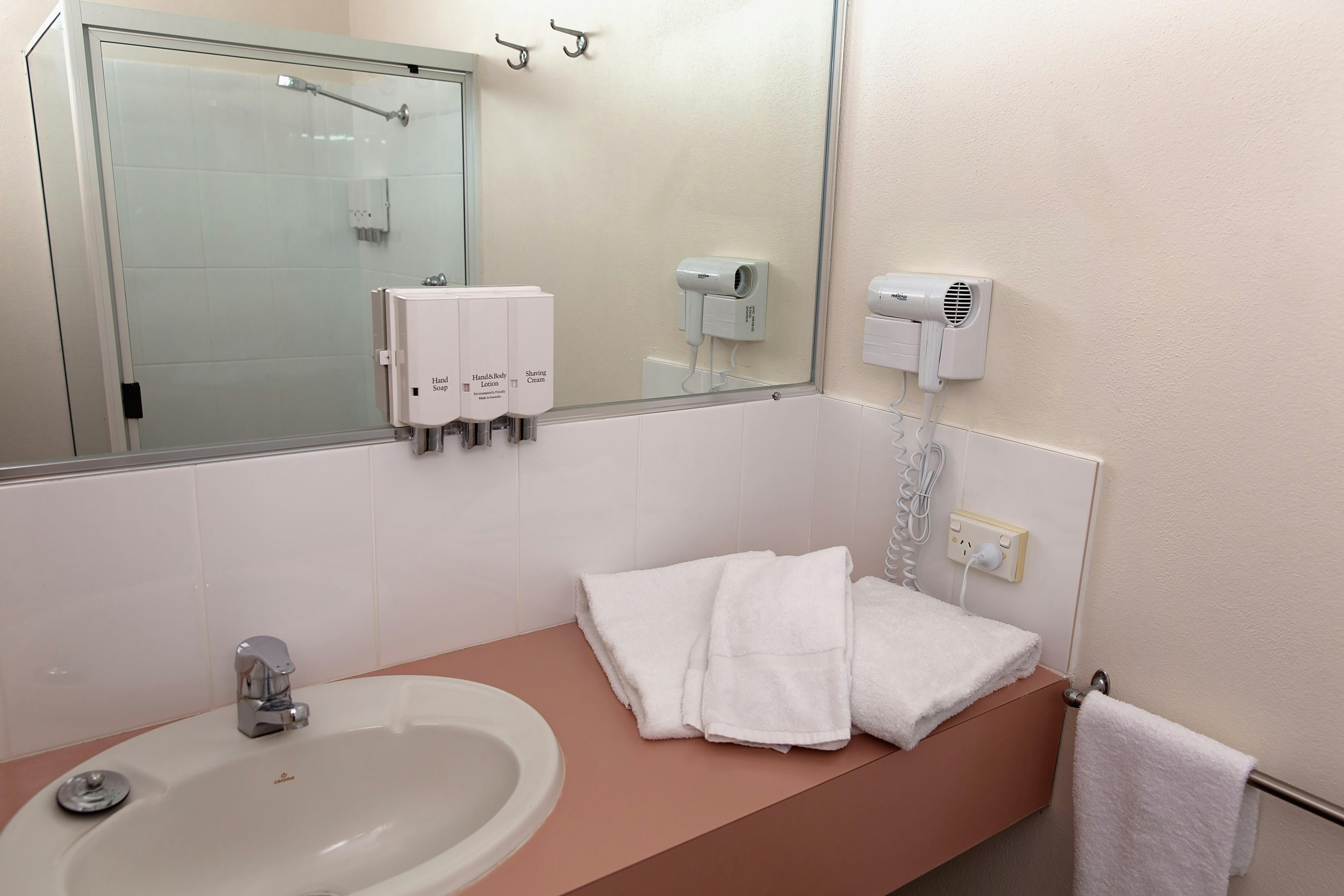 Standard Queen Single Room White Lace Motor Inn Mackay