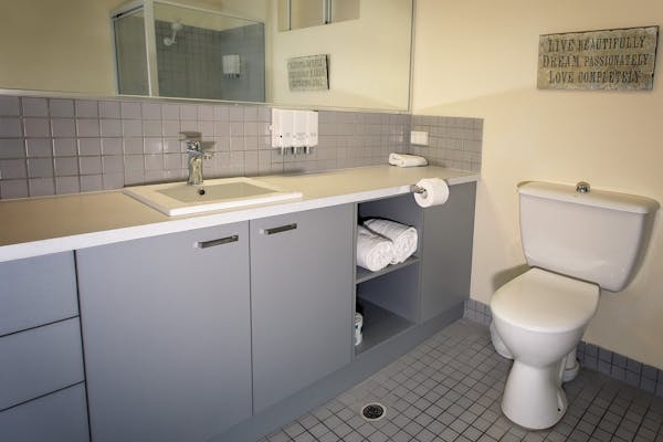 Bathroom Apartment White Lace Motor Inn Mackay