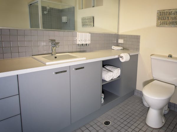 Bathroom Apartment White Lace Motor Inn Mackay