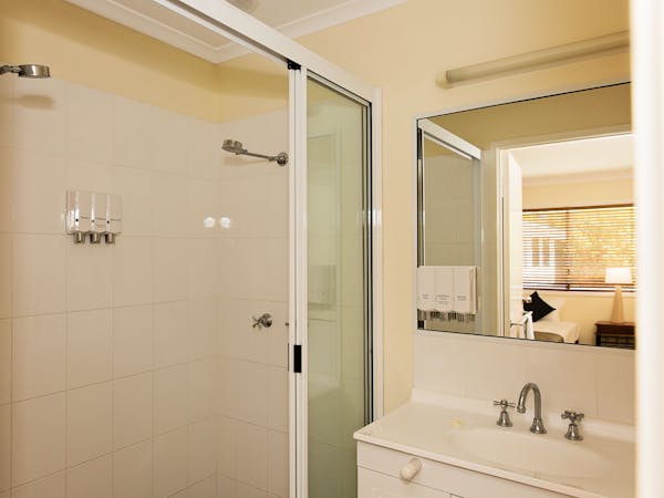 Bath Room Family Room with Kitchen White Lace Motor Inn Mackay