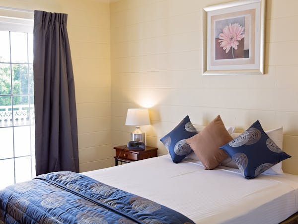 Bedroom Apartment White Lace Motor Inn Mackay, Comfortable Rooms