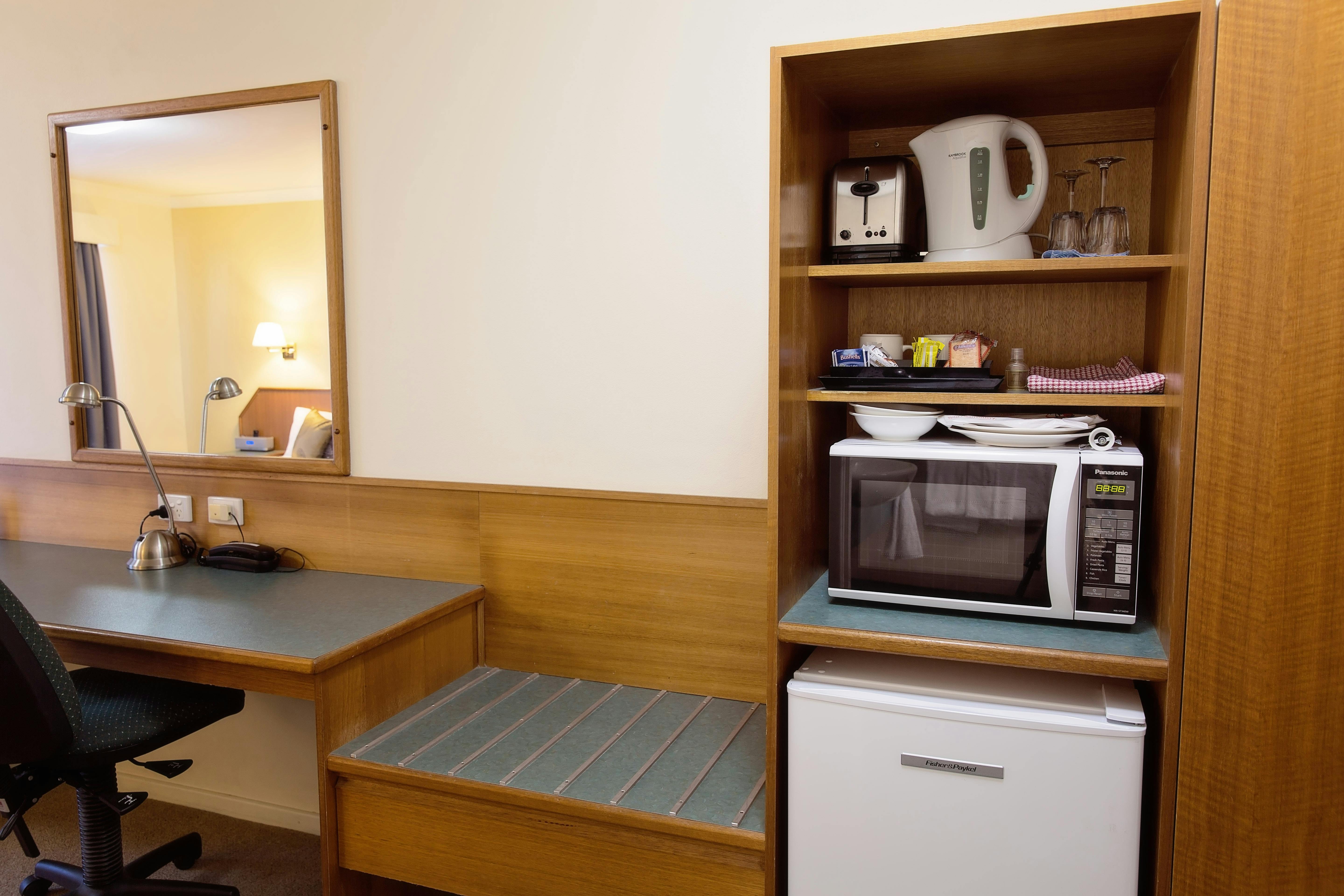 Microwave toaster in all Superior Rooms White Lace Motor Inn