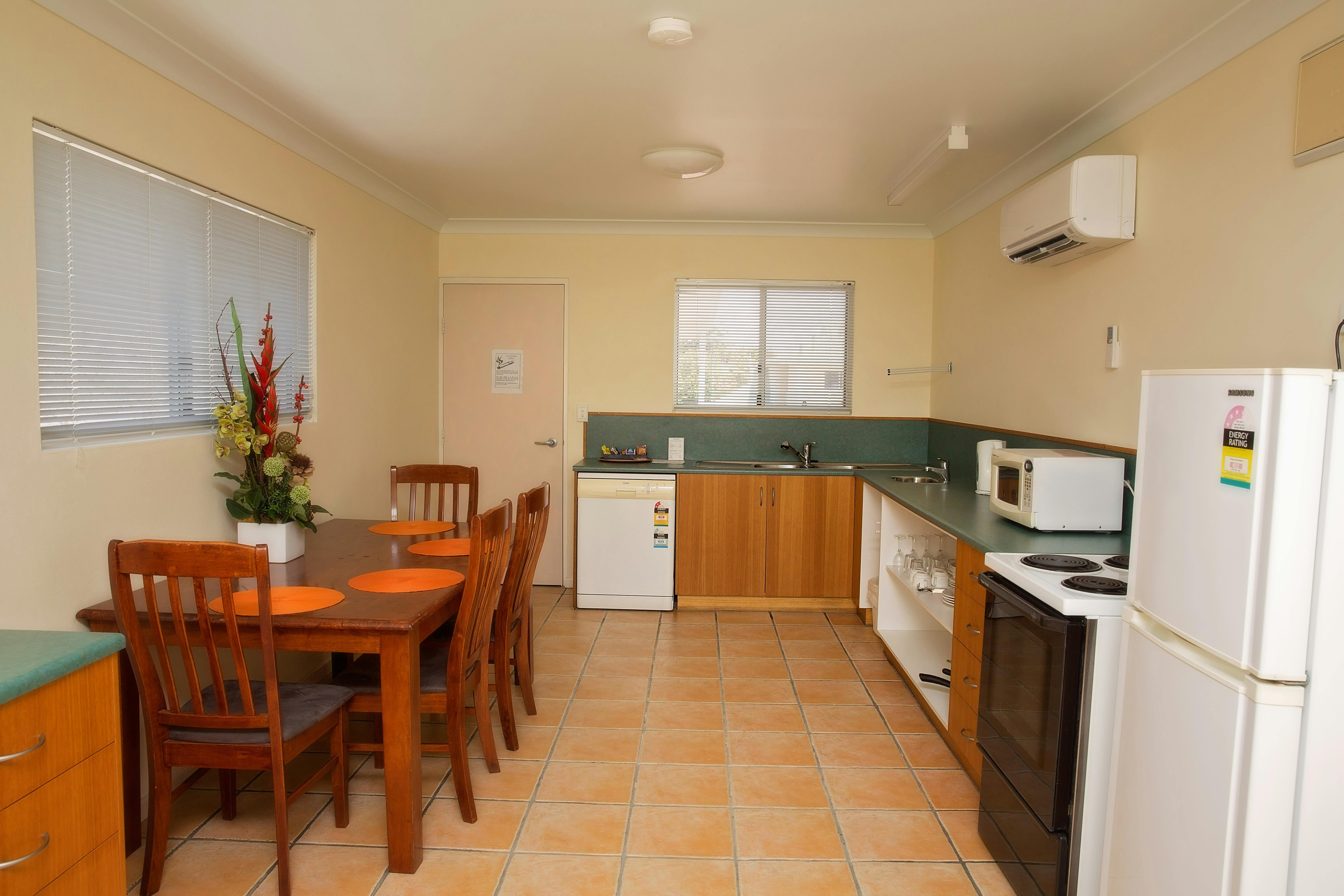 Kitchen Family Room with Kitchen White Lace Motor Inn Mackay, Comfortable Rooms