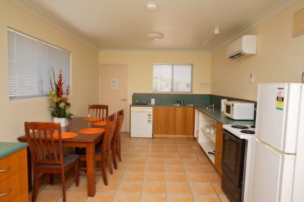 Kitchen Family Room with Kitchen White Lace Motor Inn Mackay, Comfortable Rooms