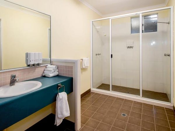 Bath Room Maxi Family Room White Lace Motor Inn Mackay