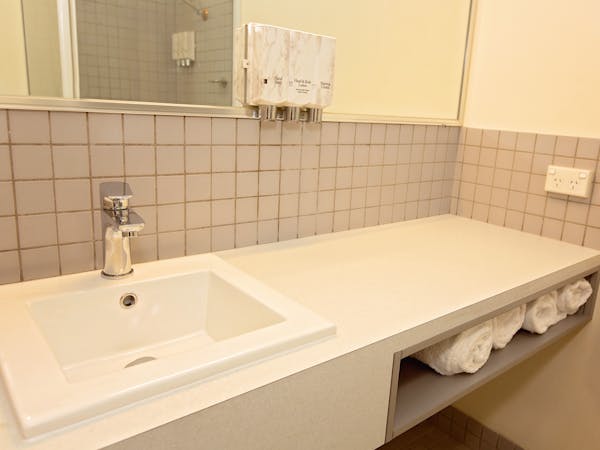 Spacious bathroom White Lace Motor Inn Mackay