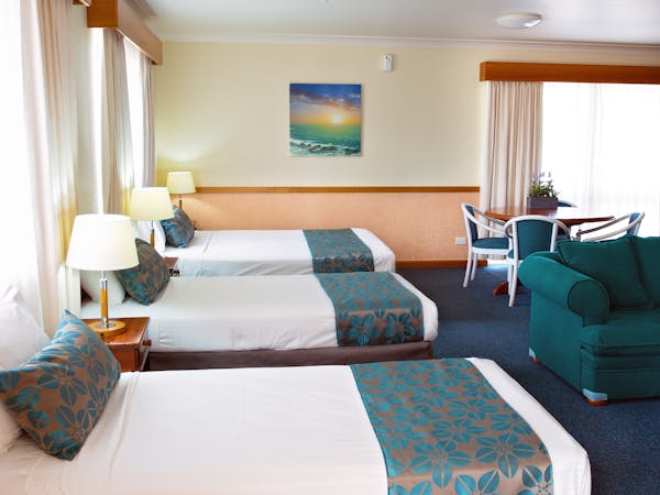 Room with queen bed and four single beds