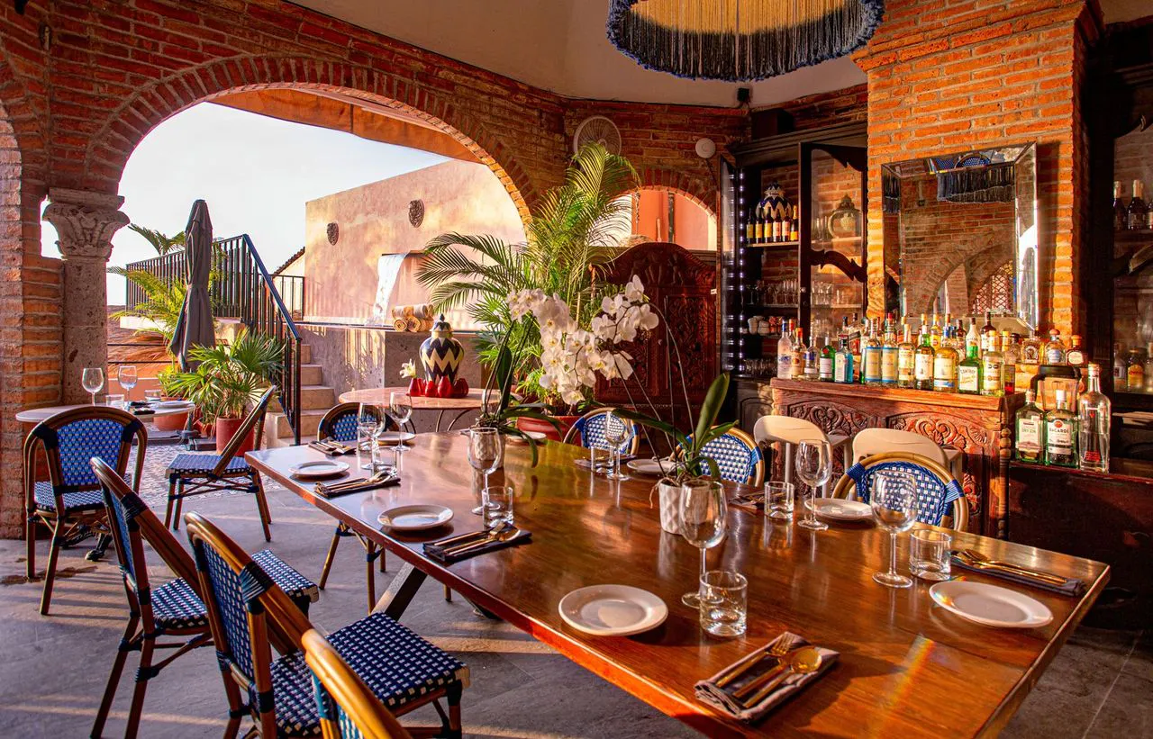 Set dining table beneath brick arches at Quinta Maria Cortez