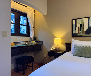 Standard room, 1 queen bed details.