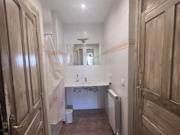 Bathroom for Los Arcos (8) and Viana (2)